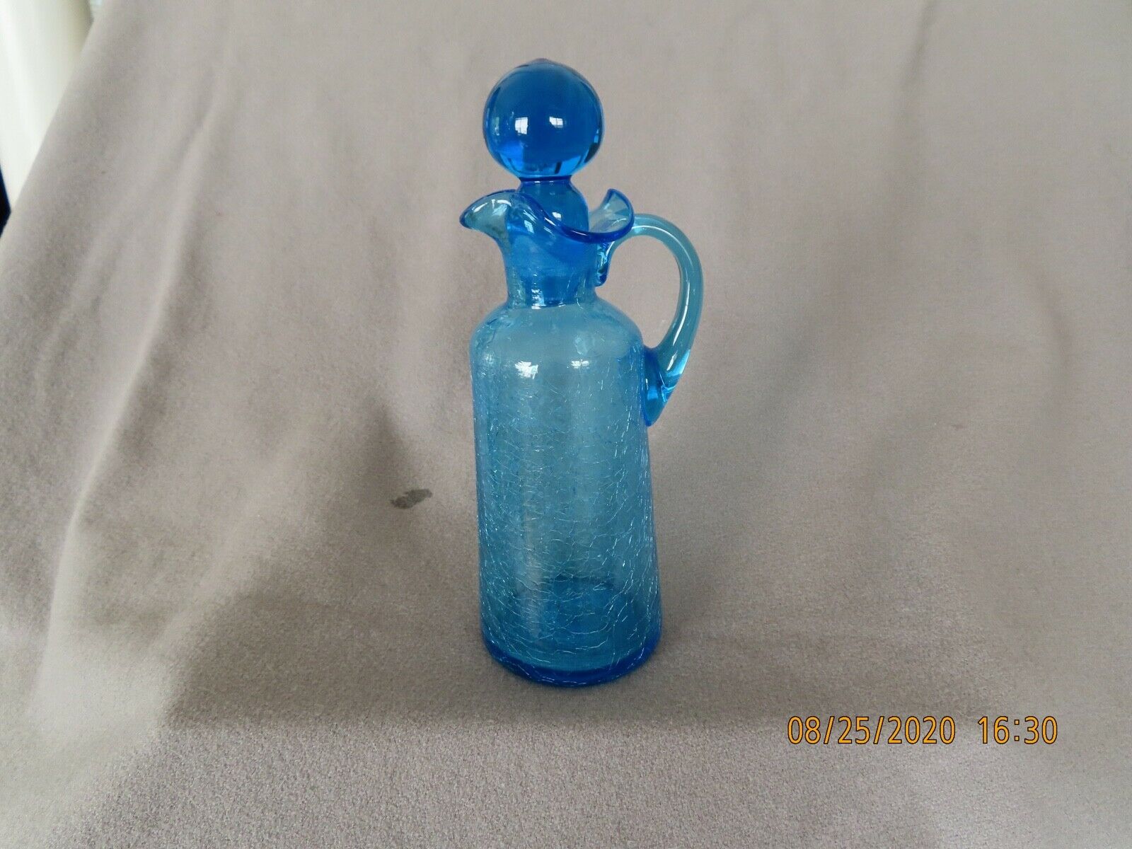 MID-CENTURY ART GLASS PEACOCK BLUE CRACKLE GLASS PITCHER W/STOPPER
